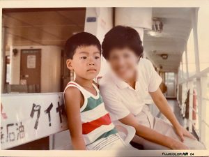 ファイナンシャルプランナーの吉井、子供の頃の母親との画像